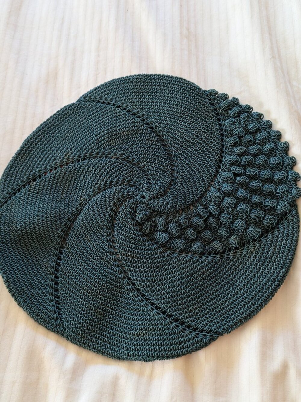 Green beret in dark green silky thread